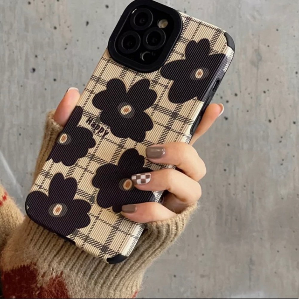 🟫BRAND NEW⬜️ cute floral phone case. Elegant and stylish.